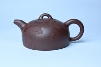 紫砂壶图片:油润底槽清 卡盖难度相当大 全手工半月紫砂壶 君臣一梦,今古空名 但远山长,云山乱,晓山青 - 美壶网