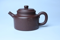紫砂壶图片:油润底曹青 全手工德中茶壶 装饰人物特文气 - 美壶网