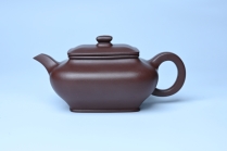 紫砂壶图片：油润老紫泥全手工精工小四方虚扁壶 - 美壶网