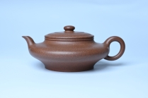紫砂壶图片:潜力股周小培 特好文革老紫泥 全手工虚扁壶 难度大 好壶期待与您结缘 - 美壶网