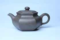 紫砂壶图片：实力派张海艳全手工精工老青灰泥六方仿古壶 气势磅礴 线面挺括平正 - 美壶网