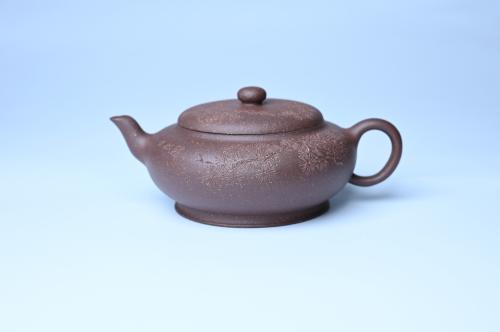 美壶定制紫砂壶 美壶特惠 特好紫泥扁玉壶 装饰不老松 文气十足 原矿紫泥