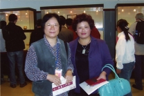 紫砂壶图片：与前香港陶瓷研艺协会黄美莉会长交流合影 - 美壶网