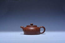 紫砂壶图片：新周盘 范荷手制乐人陶刻 - 美壶网