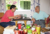 紫砂壶图片：许立忠与茶界泰斗张天福品茶论壶 - 美壶网