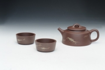 紫砂壶图片：鱼罩套壶（吉祥制，王玉美绘） - 美壶网