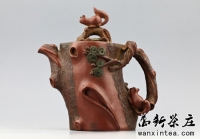 紫砂壶图片：早期高工邵新和制做雕刻=[松椿壶]证书齐全(绝品) - 美壶网