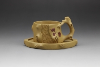 紫砂壶图片：双色梅椿套杯 黄龙山原矿段泥 - 美壶网