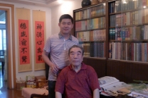 紫砂壶图片：与《紫砂壶全书》作者韩其楼老先生合影 - 美壶网