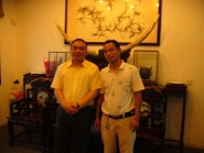 紫砂壶图片：与江苏省工艺美术大师季益顺合影 - 美壶网