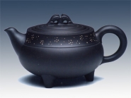 紫砂壶图片：双鱼戏水周群芬第七届中国工艺精品展银奖 - 美壶网