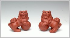 紫砂壶图片：一对送福的小狮子 - 美壶网