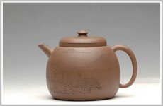 紫砂壶图片：经典 拙味 全手浅刻山水龙蛋 - 美壶网