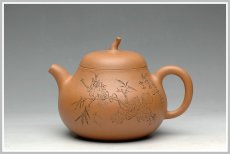 紫砂壶图片：辛卯年力作 国助和石刻绘 段泥全手一捺底玉成窑石匏 饱满可爱 - 美壶网