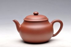 紫砂壶图片：尹君峰新品全手鸣远梨式  风姿绰约 优质地槽青 - 美壶网