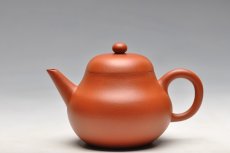 紫砂壶图片：全手老味梨形 古拙之味   手中无梨式，难以言茗事 - 美壶网