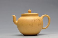 紫砂壶图片：线条流畅 挺拔优雅 全手迎春 墨陶装饰王翔鸟 - 美壶网