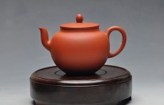 紫砂壶图片：线条流畅 挺拔优雅 全手红泥迎春 静如处子 - 美壶网