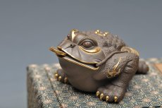 紫砂壶图片：紫砂摆件 范志锋茶宠【红眼镜12公分金钱多多金蟾】24K黄金包真品 - 美壶网