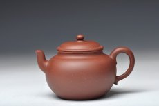 紫砂壶图片：颇有拙味 创新耐品  全手莲子 - 美壶网