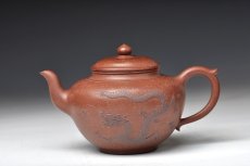 紫砂壶图片：大气浑厚 送礼精品 全手堆龙笑樱 - 美壶网