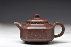 紫砂壶图片：方器经典之作 实力体现 迷人铺砂 全手八方侧角 - 美壶网