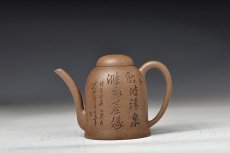 紫砂壶图片：高振宇风格 全手禅曲 清秀俊雅 张听刚装饰 - 美壶网