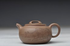 紫砂壶图片：国助和石装饰王翔风格 通景山水 玉成窑风格 全手归隐 - 美壶网