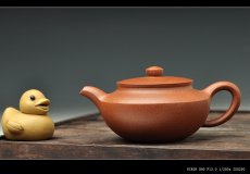 紫砂壶图片：曲峰经典作品 实用精工 降坡泥汉扁 线条流畅 - 美壶网