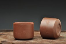 紫砂壶图片：石丁居士杯  油润紫泥  刻绘蟋蟀~ - 美壶网