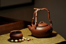 紫砂壶图片：花货奇才顾正芳 扛鼎之作 全手工丰裕提梁 飘逸大气 - 美壶网