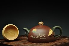 紫砂壶图片：崔巍健最新原创作品  荷塘月色 鱼戏莲叶东鱼戏莲叶西o(∩_∩)o  - 美壶网