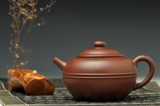 紫砂壶图片：陈腐老紫泥 全手小腰线 单片折肩 明清遗风 - 美壶网