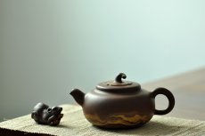 紫砂壶图片：国工师闵祥君近作 通透绞泥 大气厚重 大茄段  - 美壶网