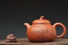 紫砂壶图片：任备安款 全手茄段 造型舒服 工笔装饰 细刻入丝  - 美壶网