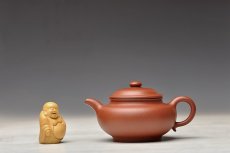 紫砂壶图片：徐家风格 舒展温润 扁而不僵  全手扁掇只 优质红清水 - 美壶网