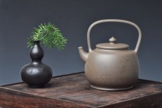 紫砂壶图片：邵家俊扛鼎之作 浑然天成  全手散氏提梁 国助和石精刻 - 美壶网