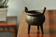 紫砂壶图片：全手玩砂之三足鼎 古朴典雅 - 美壶网