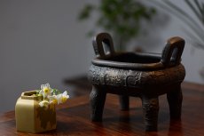 紫砂壶图片：气势雄壮 全手四方平安鼎 古朴 手工拓片证书 - 美壶网