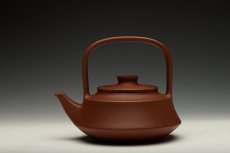 紫砂壶图片：潘小东甲午年新作 潜力派 全手玉带提梁 智行方圆 颇有难度 - 美壶网