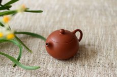 紫砂壶图片：风韵各不同o(∩_∩)o   黄金朱泥之全手西施 传统全手的魅力 - 美壶网