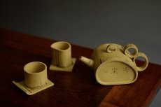 紫砂壶图片：朱牧清装饰 结构巧妙 自然得趣  全手青山云外 - 美壶网