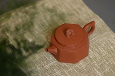 紫砂壶图片：唐文新作 稳重大气   全手八方柱础 - 美壶网