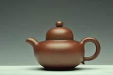 紫砂壶图片：传统实用 做工精致 极品陈腐老紫泥 全手高帽壶 - 美壶网