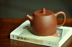 紫砂壶图片：顾氏遗风 精品代表作 全手大品汉铎 挺拔俊美 夏日畅饮~ - 美壶网