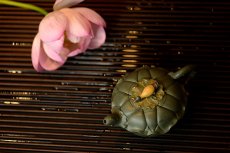 紫砂壶图片：习习清风 莲莲动情o(∩_∩)o  荷叶清风 孙伟强张新亚原创新品 夏雨荷 - 美壶网