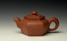 紫砂壶图片：陈进全手近作 沉稳大气  道洪风格之六方紫锤 - 美壶网