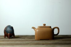 紫砂壶图片：何卫枫新作 五彩段泥 全手方础 方正稳重 - 美壶网