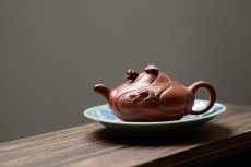 紫砂壶图片：器形端庄   朱泥鱼化龙 难度颇大 - 美壶网
