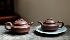 紫砂壶图片：造型端正 双线竹鼓一对 劲道竹叶 飘逸 - 美壶网